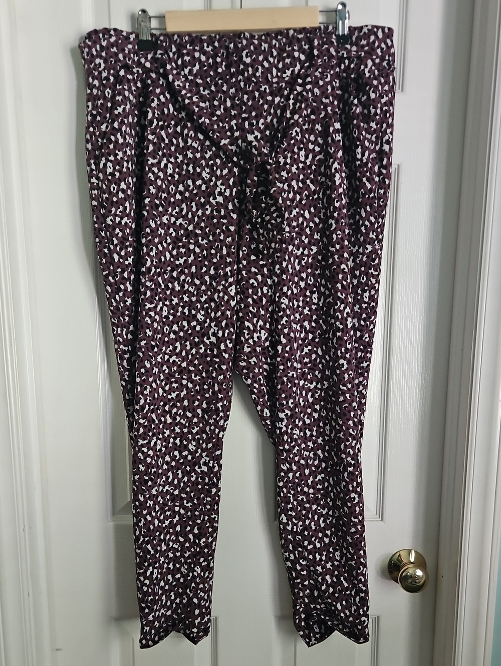 torrid Burgundy/White/Black Animal Print Belted Tapered Pant W/ Stretch Size 2